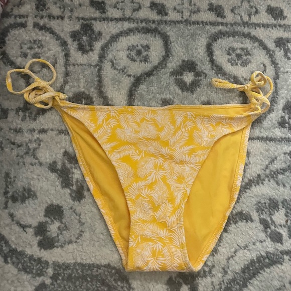 Target (Yellow bikini bottoms NEVER BEEN WORN) - Picture 1 of 2